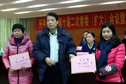 关光辉常委向水口、马冈代颁发“侨心助学”助学金。