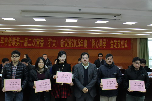 长沙街道办代表接受吴海宏名誉主席等人心人士捐助10名贫困学生的助学金。