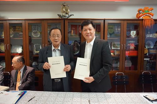 余志勇主席与澳洲中山同乡会杨广河会长签订《缔结友好社团协议书》。