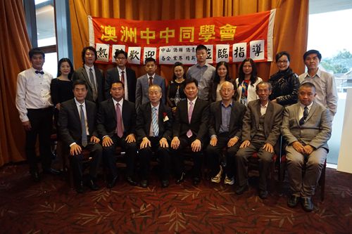 代表团与澳洲中中同学会首长乡亲合影。