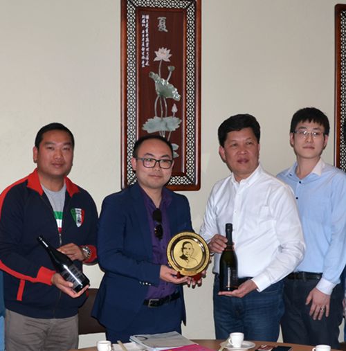 余志勇主席向塔斯马尼亚中华商会会长徐哲、副会长闫智鹏致送纪念品。