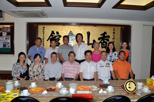 代表团与新加坡中山会馆荣誉会长许国伟、顾问许社佳等合影。