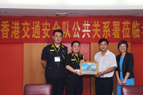 市侨联主席黄志坚（右二）向香港交通安全队公共关系署赠送纪念品