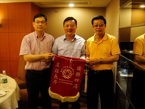 李瑜主席（中）向智利中国和平统一促进会王卫江会长（左一）赠送锦旗