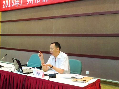 市司法局副局长、市侨联法顾委副主任谭祥平授课
