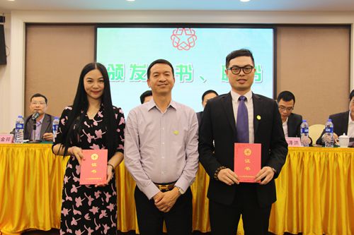 刘泽星副会长向增选的理事颁发证书。