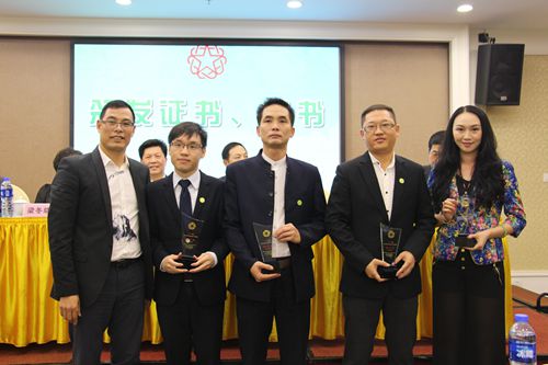 胡泽洪常务副会长向增选的副会长颁发证书。