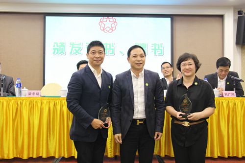 黄赞雄会长向增聘的顾问颁发证书。