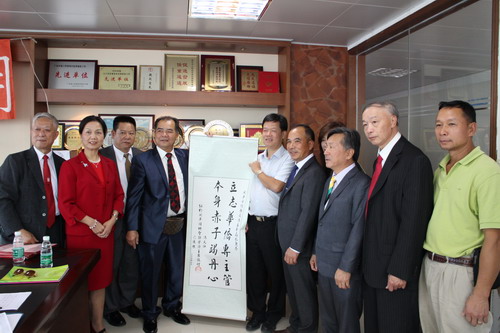 纽约开平同乡会向开平市外侨局赠书画做纪念品。梁艳君 摄