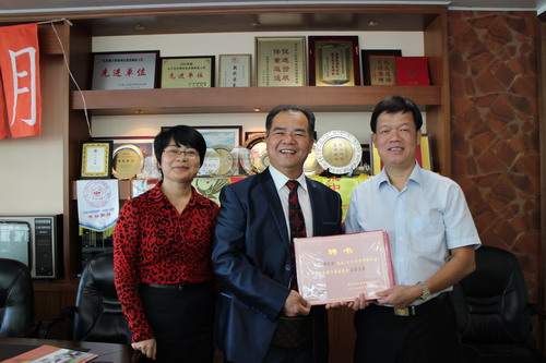 开平市侨联向邓学源先生颁发名誉主席证书。梁艳君 摄
