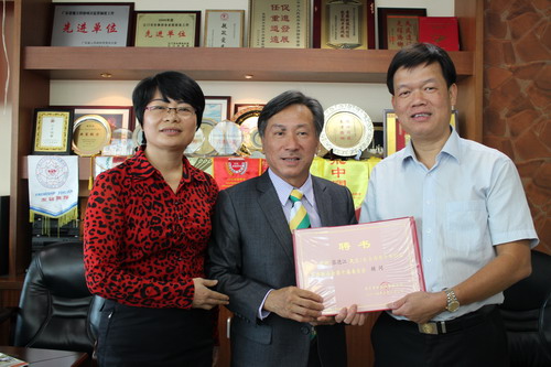 开平市侨联向张德江先生颁发顾问证书。梁艳君 摄