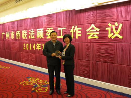 李瑜主席（左）为2013年度“护侨益  促和谐”先进个人颁奖