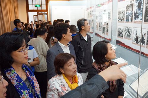 领导嘉宾参观展览。