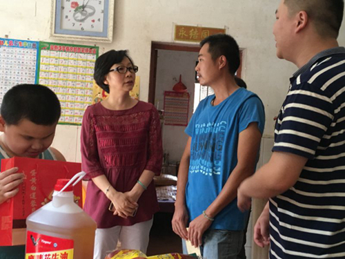 梁瑞冰书记到贫困户侯炳焕家慰问