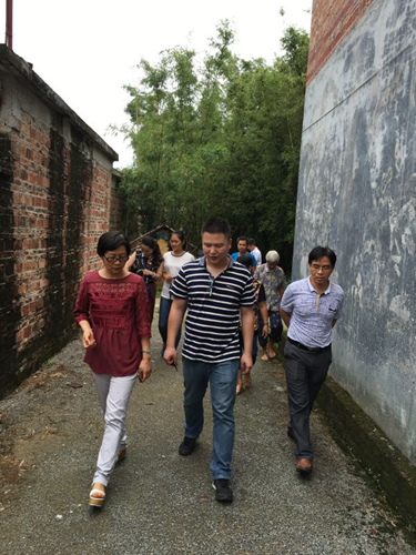 梁瑞冰书记实地考察东一村小组情况