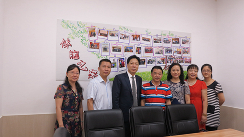 广州市侨联党组成员林瑞琪（中）、白云区侨联主席邝小冰（右三）与广州新侨联谊会执行会长、广州嘉业投资集团有限公司董事、副总裁郑小振（左三）等在侨胞之家合影