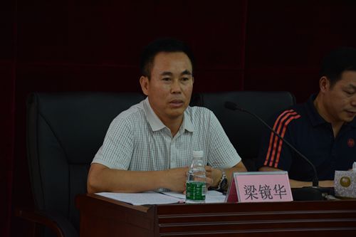 中山港社区书记梁镜华介绍侨界人文社区建设情况