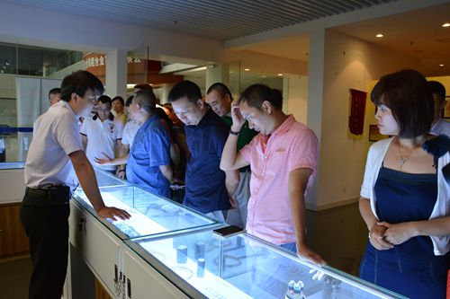 参观金日铝业有限公司的产品展厅