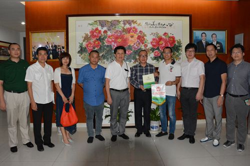 胡泽洪常务副会长代表市侨青联向魏海鹰顾问致送锦旗和侨青特刊