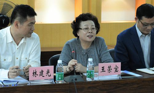中国侨联副主席、广东省侨联主席王荣宝讲话。