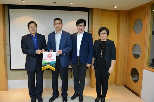 市侨青联黄赞雄会长向省侨联戴文威副主席致送锦旗。