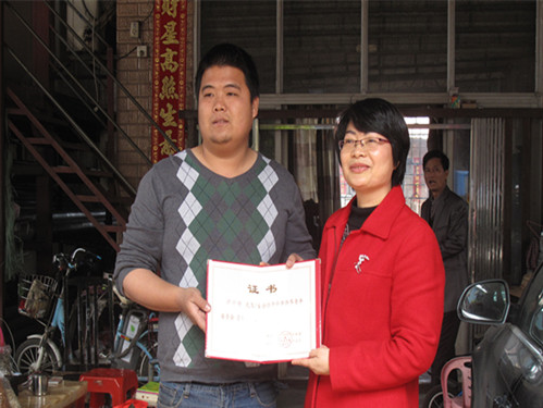 梁华锋经理（左）加入开平市侨青会。