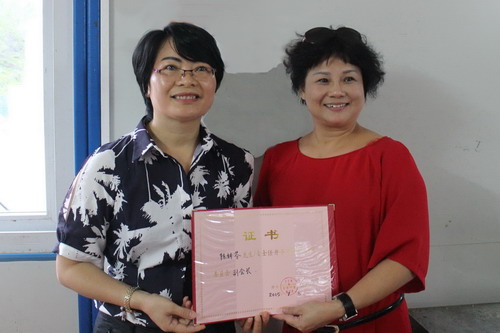 开平市侨联副主席梁海燕为陈女士颁发聘书。