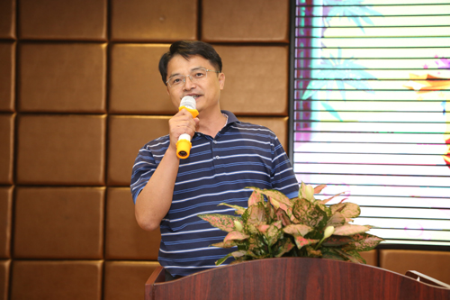 广宁县侨青会会长杨春光在庆典仪式上致词
