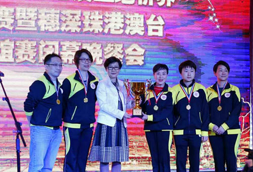 梁瑞冰主席向获得比赛冠军的香港侨界社团联会代表队颁奖 