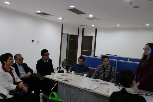 座谈会上听取安浩公司相关解说。梁艳君 摄