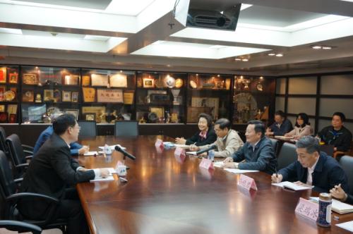 广州市侨联主席李瑜向王常委、蔡市长汇报侨联工作