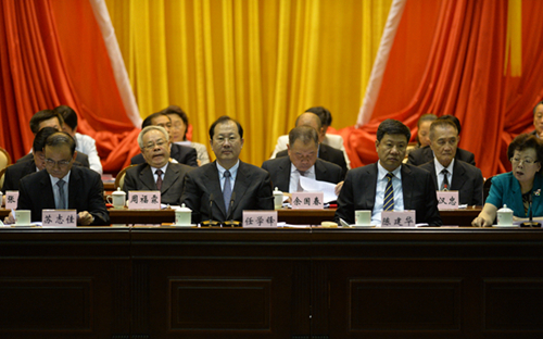 广东省委常委、广州市委书记任学锋（前排左二），市人大常委会主任陈建华（前排右二），市政协主席苏志佳（前排左一），中国侨联副主席、广东省侨联党组书记、主席王荣宝（前排右一）出席代表大会开幕式