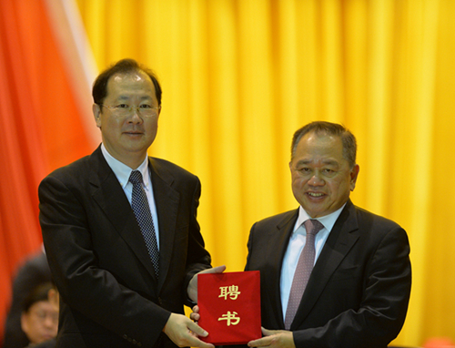 广东省委常委、广州市委书记任学锋（左一）向市侨联第十三届荣誉主席颁发证书