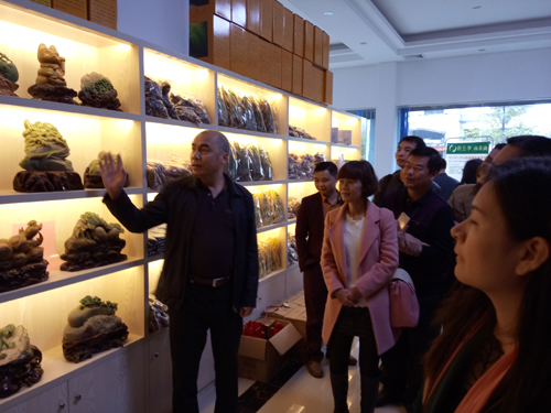 在侨青服务中心，广宁侨青会员向高要侨青会员介绍企业产品
