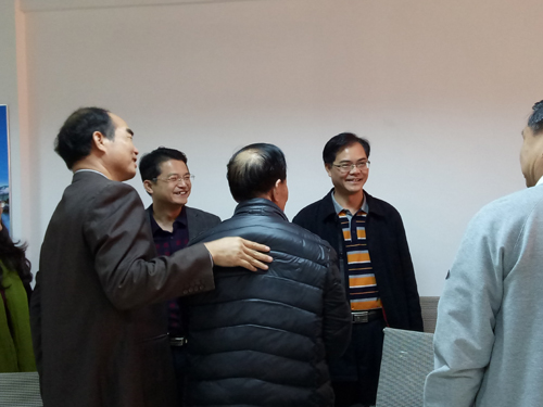 广宁县人民政府县长黄靖（左4）与客人亲切交谈