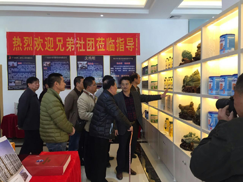 客人参观广宁县侨青会服务中心展厅，会长热情介绍