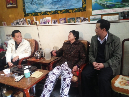 黄俊辉（左）、詹东升（右）看望困难归侨张潮元（中）。