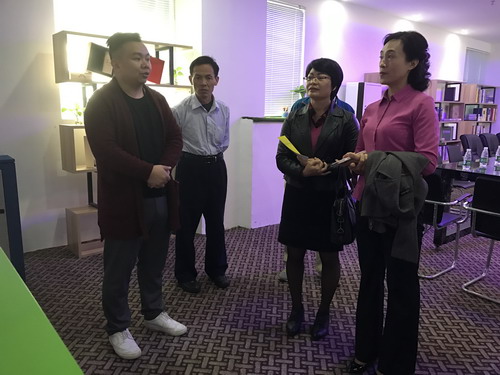 千象投资有限公司总经理徐劲勋先生向调研小组介绍金山创客现况。