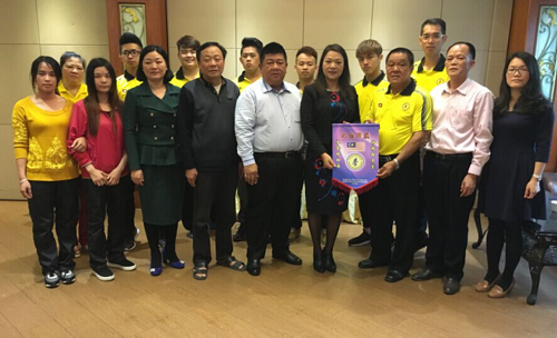 广宁县政协副主席彭立林（前右4）接受诗巫公会赠送的锦旗
