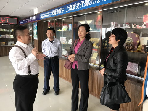 柏丽源美容科技有限公司总经理张景耀先生亲自介绍公司产品。