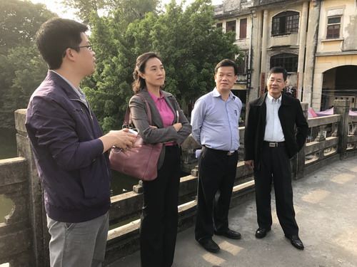 赤坎镇副书记梁志伟向大家介绍赤坎古镇规划（从左到右：梁志伟、林春晖、冯立本、关泽绪）。