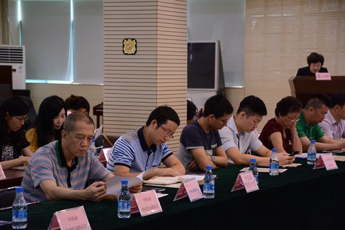 与会代表认真审阅组委会方案。