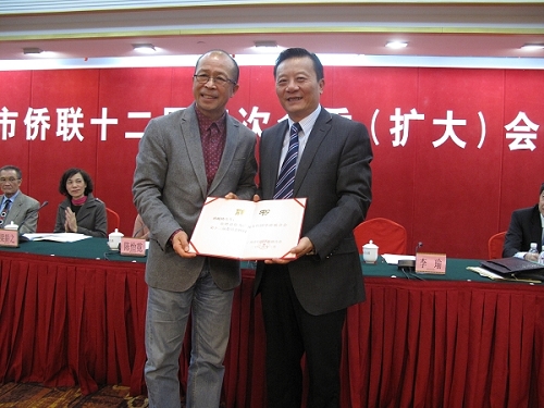 李瑜主席向广州瀚阳工程咨询有限公司执行总裁孙峻岭博士颁发顾问聘书