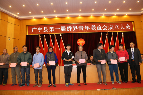 主席高长城（右1）向侨界贫困家庭发放扶贫款