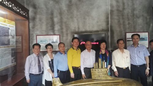 左起：郑炳树（新加坡揭阳会馆理事）、吴丽、袁奕江、王拥新（玉湖镇委书记）、洪静源、郭苏丹、郑炳山、曾育群——在黄旭华院士故居