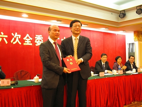 王世彤常委向新聘海外顾问刘燕美先生颁发聘书