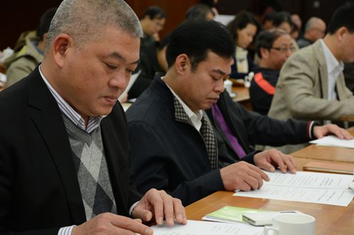 与会委员认真审议材料。