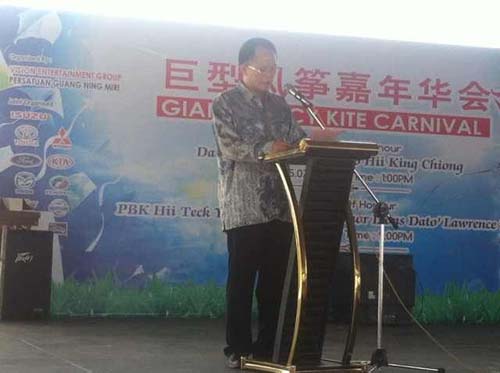 广宁县侨联主席江纪华在巨型风筝嘉年华活动中发表讲话