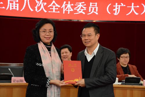梁丽娴常委为新聘任的胡惠林顾问颁发聘书。