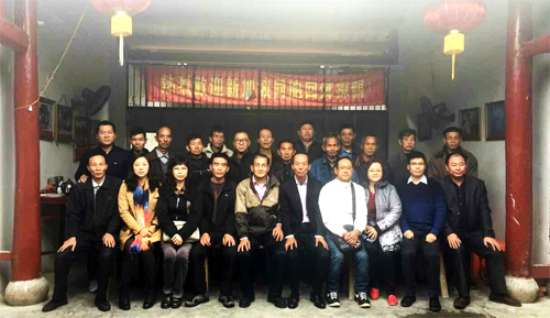 张福良（左五）一行与饶平有关单位及杨梅坑村众乡亲合影